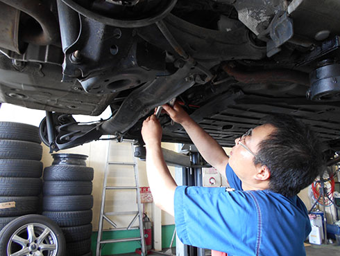 整備士の車両検査